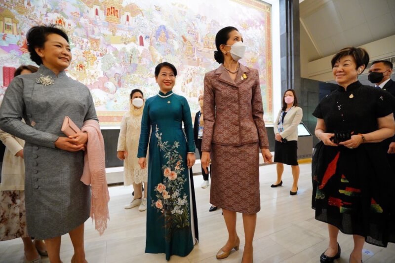 台灣APEC領袖代表張忠謀夫人張淑芬（前右）身穿自身畫作「茁」設計而成的黑色旗袍領洋裝，出席19日的領袖配偶藝術博物館參訪行程，前左為中國國家主席習近平夫人彭麗媛。（台灣代表團提供）中央社記者曾智怡傳真 111年11月19日