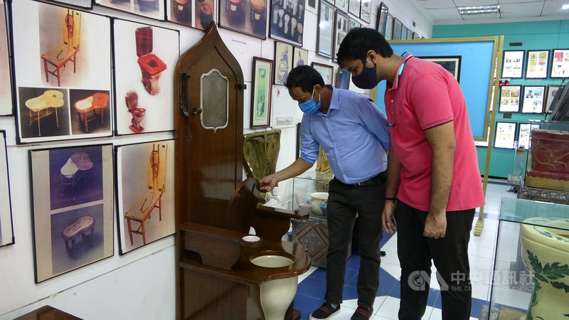 印度首都德里有一座國際廁所博物館，展出各式馬桶及廁所進化史。圖為民眾觀看法國國王路易十四的馬桶王座複製品。中央社記者林行健德里攝 111年11月19日