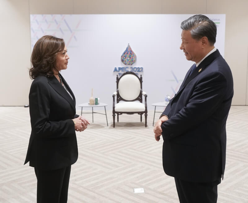 中國國家主席習近平（右）與美國副總統賀錦麗（左）19日在APEC經濟領袖會議會面。（圖取自twitter.com/VP）