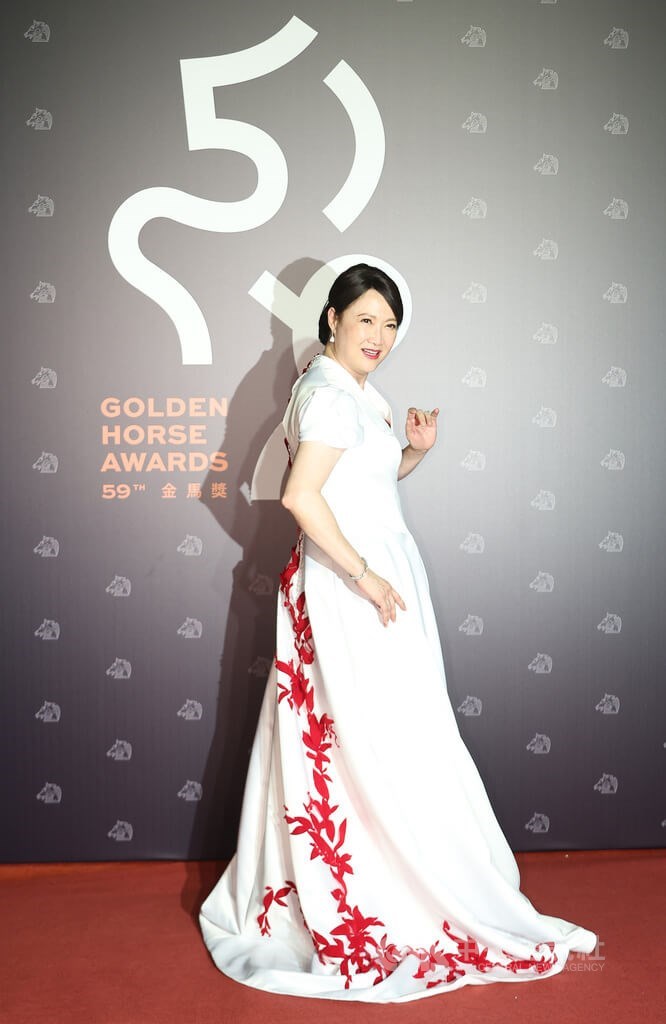 以電影「花路阿朱媽」入圍最佳女主角的洪慧芳盛裝在紅毯亮相。中央社記者張新偉攝 111年11月19日