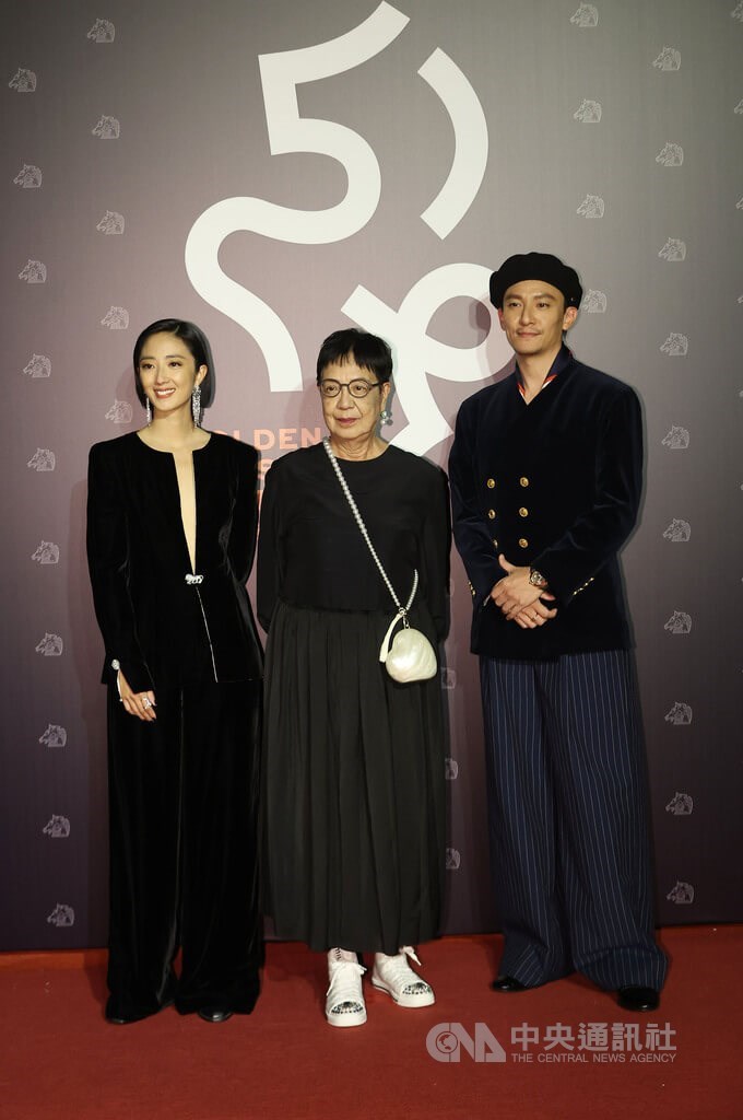 第59屆金馬獎評審團主席許鞍華(中)率擔任決審評審的金馬影帝張震(右)、影后桂綸鎂(左)一同在紅毯亮相。中央社記者張新偉攝 111年11月19日