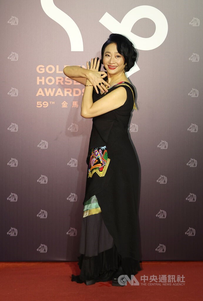 演員楊麗音以電影「一家子兒咕咕叫」角逐金馬獎最佳女配角,開心走紅毯擺pose留影。中央社記者張新偉攝 111年11月19日