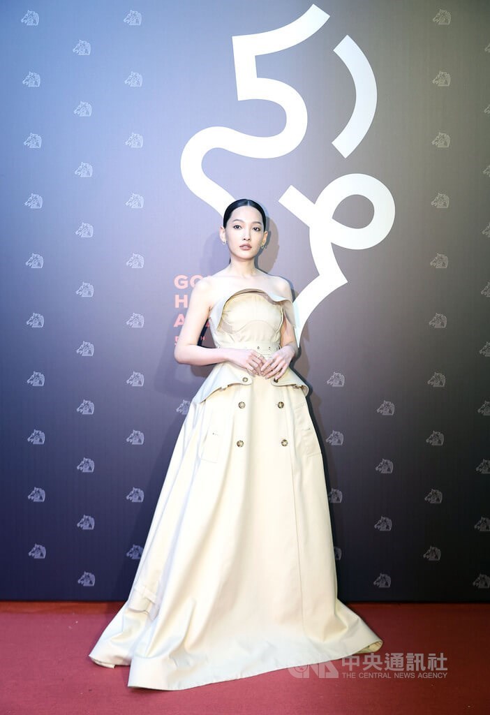 電影「芽籠」劇組團隊一同登上金馬紅毯,演員林映唯盛裝出席。中央社記者張新偉攝 111年11月19日