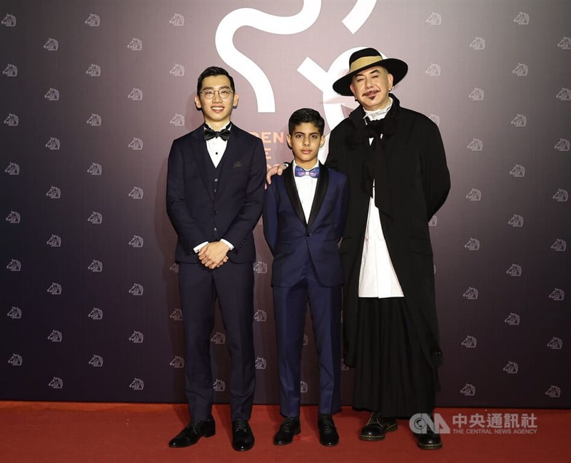 電影「白日青春」入圍第59屆金馬獎多項大獎,導演劉國瑞(左)、演員黃秋生(右)及林諾(中)開心在紅毯留影。中央社記者張新偉攝 111年11月19日