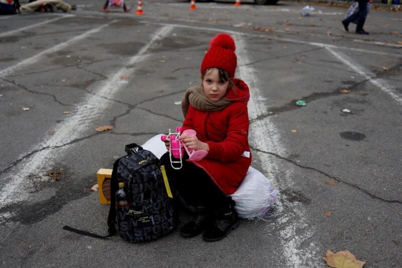 美國耶魯大學研究人員在研究報告中說，烏克蘭赫松地區今年落入俄羅斯控制時，有數以百計的民眾遭到監禁或失聯。圖為18日一名女孩坐在烏克蘭赫爾松中部的人道主義援助分發點旁邊。（路透社）