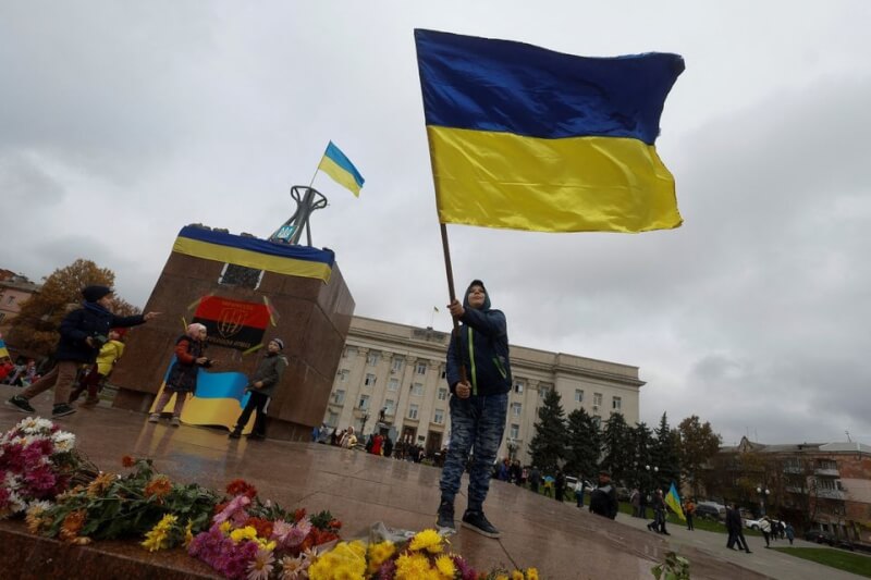 烏克蘭外交部長庫列巴1日宣布，俄羅斯冬季針對基礎設施的強攻猛襲，烏克蘭「挺過去了」。圖為去年俄軍從赫松撤退後，一名男孩揮舞著烏克蘭國旗慶祝。（路透社）