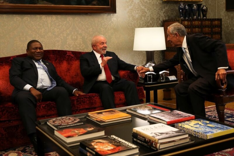 巴西新當選總統魯拉（中）18日與莫三比克總統紐西（左）、葡萄牙總統德索沙（右）會面。（路透社）