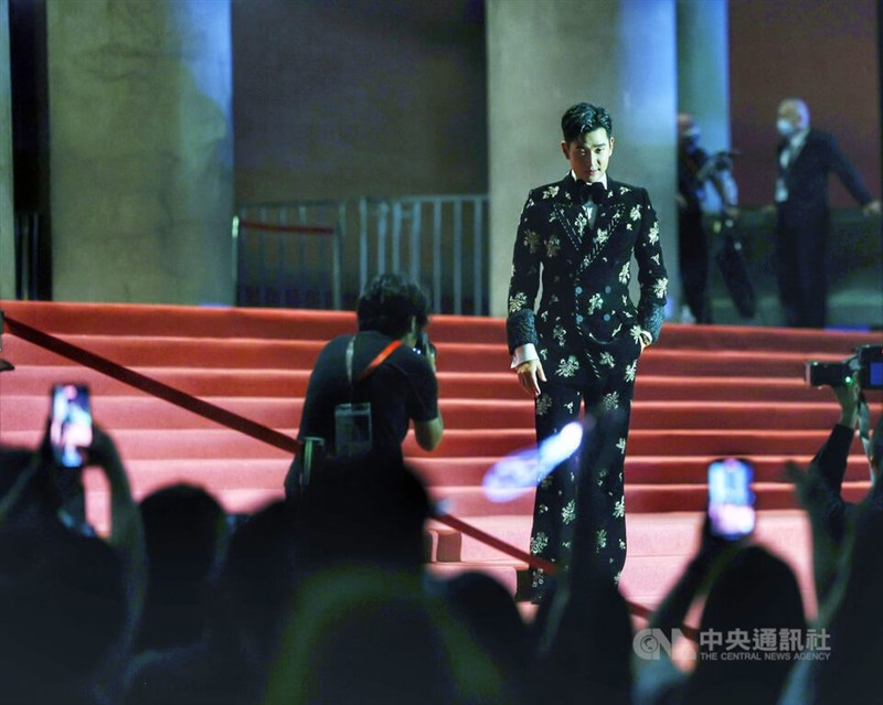 演員周興哲(前右)出席第59屆金馬獎,今年他既是入圍者也是演出者。中央社記者趙世勳攝 111年11月19日