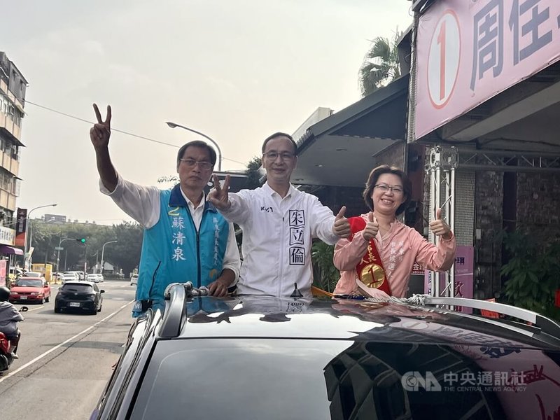 國民黨主席朱立倫（中）20日到屏東輔選，與縣長候選人蘇清泉（左）、市長候選人周佳琪（右）一同在市區車隊掃街，衝刺選前的最後假日，爭取選民認同。中央社記者李卉婷攝  111年11月20日