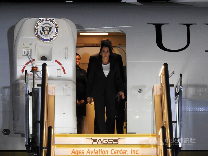美國副總統賀錦麗20日晚上7時左右自泰國曼谷飛抵馬尼拉。中央社記者陳妍君馬尼拉攝 111年11月20日