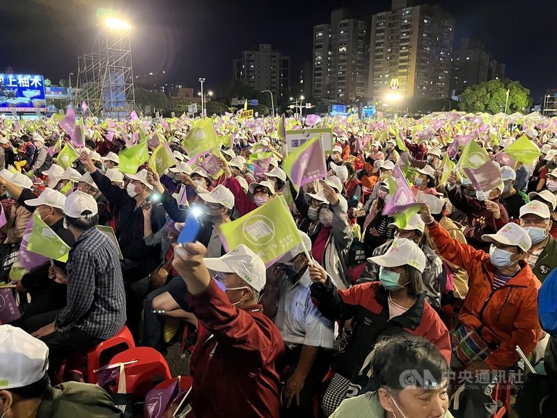 民進黨桃園市長候選人鄭運鵬20日晚間舉辦「延續五星光榮，黃金勝選之夜」造勢晚會，團隊估算約有5萬人到場。中央社記者葉臻攝  111年11月20日