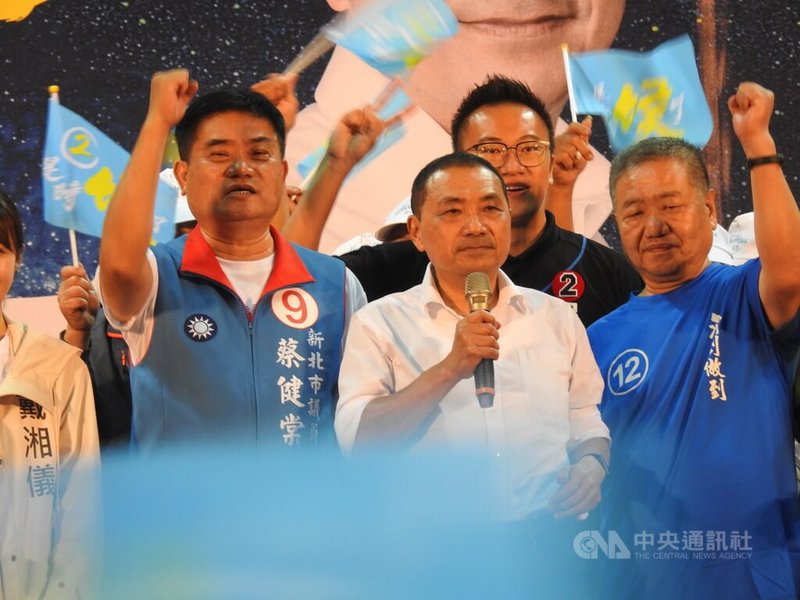 選前超級星期天，國民黨新北市長候選人侯友宜（前右2）20日在新莊舉辦造勢晚會，吸引上萬民眾參與。中央社記者王鴻國攝  111年11月20日