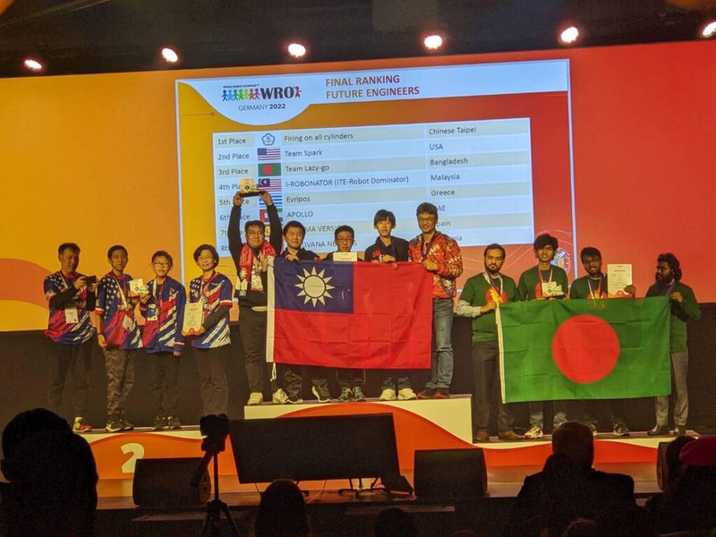台中溪南國中參加國際奧林匹亞機器人大賽，在「未來工程師」組榮獲金牌。（玉山機器人協會提供）中央社記者林育立柏林傳真  111年11月20日