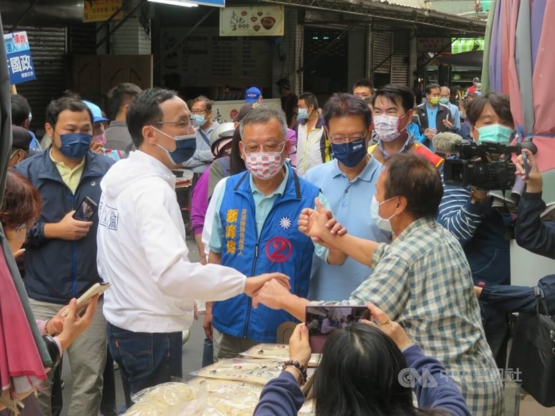 爭取連任的國民黨籍澎湖縣長賴峰偉（前左2）20日在國民黨主席朱立倫（前左）等人陪同下，前往馬公北辰市場進行地毯式掃街，爭取選民支持。中央社 111年11月20日