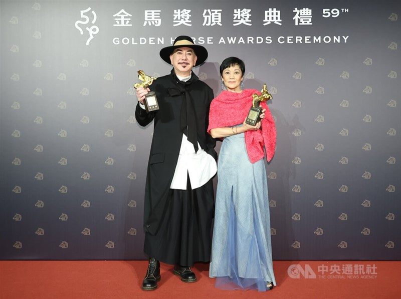 第59屆金馬獎頒獎典禮19日晚間在台北國父紀念館順利結束，本屆最佳女主角張艾嘉（右）與最佳男主角黃秋生（左）開心持獎座留影。中央社記者張新偉攝 111年11月19日