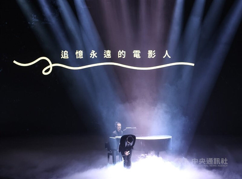 第59届金马奖颁奖典礼19日晚间在台北国父纪念馆登场，歌手李玖哲（前）为追思逝世影人纪念桥段献唱，用歌声带领观众追思逝世影人。中央社记者郑清元摄 111年11月19日