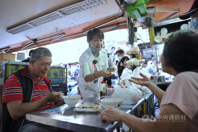 選舉投票日倒數，無黨籍台北市長候選人黃珊珊（中）20日上午前往內湖737巷的傳統市場拜票，懇請民眾支持。中央社記者王飛華攝　111年11月20日