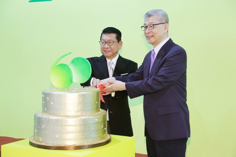 國泰金控共同創辦人蔡宏圖（右）及蔡鎮宇（左）共切蛋糕慶祝國泰60週年。（國泰金控提供）中央社記者張璦傳真  111年11月20日