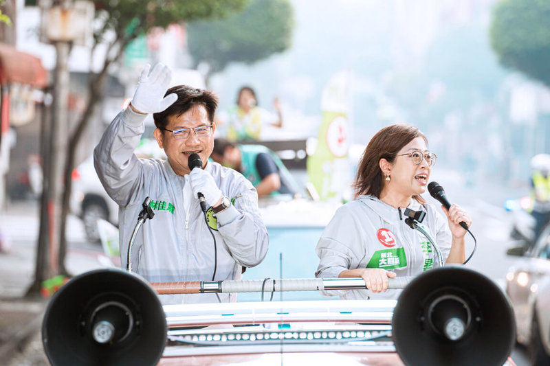 民進黨新北市長候選人林佳龍（車上左）20日在永和區車隊掃街，受到民眾熱烈歡迎。（林佳龍選舉辦公室提供）中央社記者黃旭昇新北傳真  111年11月20日