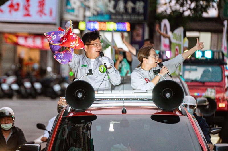 民進黨新北市長候選人林佳龍（車上左）20日到永和區車隊掃街，受到民眾熱烈歡迎，有人特地送上「包粽」大香包，祝福林佳龍當選。（林佳龍選舉辦公室提供）中央社記者黃旭昇新北傳真  111年11月20日