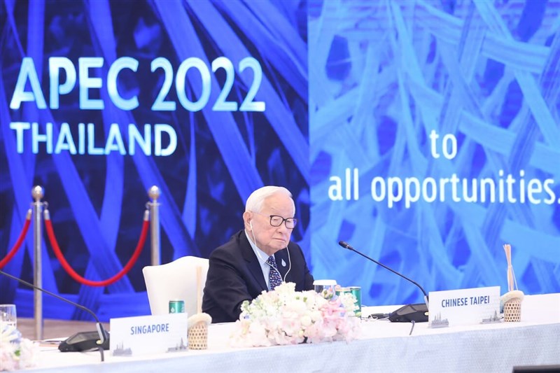 2022亞太經濟合作會議（APEC）經濟領袖第一場閉門會議18日在泰國曼谷舉行，台灣APEC領袖代表、台積電創辦人張忠謀出席。中央社記者王騰毅攝 111年11月18日