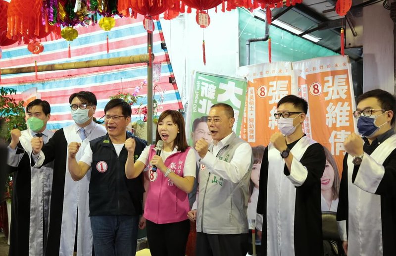 民進黨新北市長候選人林佳龍（左3）20日出席中和區市議員張維倩（左4）的「反賄選奧步」記者會，支持反賄選，呼籲市民要讓買票無效，讓賄選者投資不划算。（張維倩服務處提供）中央社記者黃旭昇新北傳真  111年11月20日