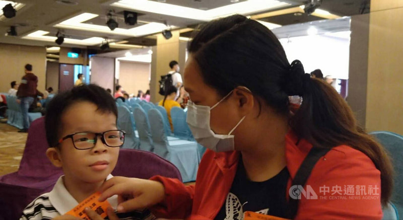 今年8歲的小寶（化名）（左）罹患罕病Coffin-Lowry症候群，是全台灣唯一案例，幾乎沒有語言能力的他最愛比讚，小寶媽（右）希望兒子開心，在自己的時區做最棒的自己。中央社記者陳婕翎攝  111年11月20日