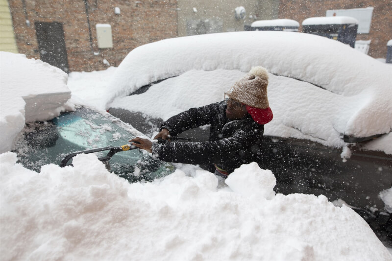 紐約州第二大城水牛城（Buffalo）的民眾19日清理車外的積雪。（美聯社）