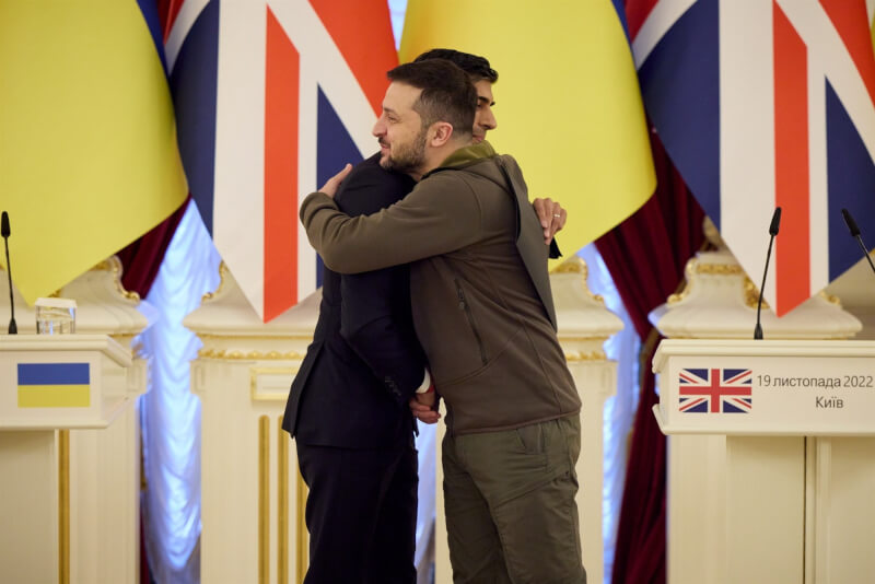 英國首相蘇納克（左）19日首度訪問烏克蘭首都基輔，並與烏克蘭總統澤倫斯基一同舉行記者會。（圖取自facebook.com/rishisunak）