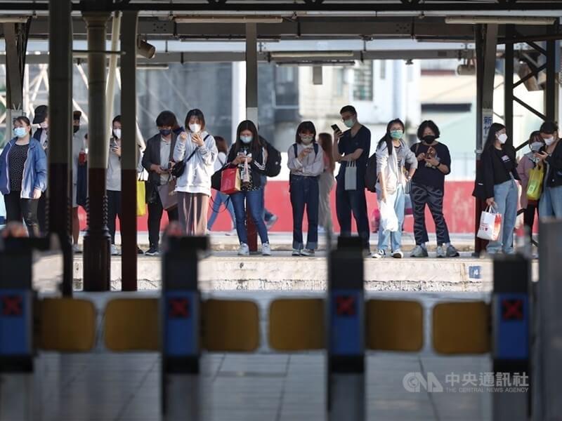 圖為17日午後在新竹火車站月台戴口罩候車的民眾。（中央社檔案照片）