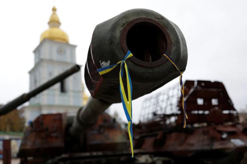 圖為烏克蘭國旗顏色的絲帶被繫在一輛毀損的俄羅斯軍車上。（路透社）