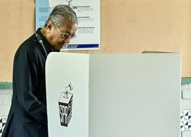 97歲馬來西亞前首相馬哈地遭遇53年來的首次選舉挫敗，無法連任渡假勝地蘭卡威選區席次。圖為馬哈地19日前往投票所投票。（Malaysian Department of Information/Hafiz Itam/Handout via 路透社）