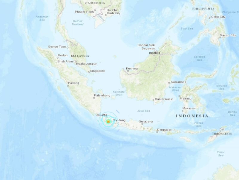 印尼21日下午發生規模5.6地震，震央位於首都雅加達東南方約75公里的席安約鎮（星號處），震源深度10公里。（圖取自美國地質調查所網頁usgs.gov）
