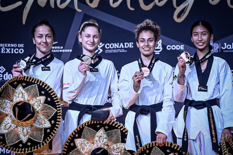 黃映瑄(右)4強賽迎戰土耳其選手,以並列銅牌作收。(圖取自facebook.com/WorldTaekwondo)