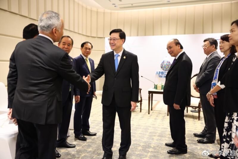 香港行政長官李家超（中）21日由泰國返港後確診。圖為李家超19日出席APEC期間與越南政經代表會面。（圖取自weibo.com/johnleekachiu）