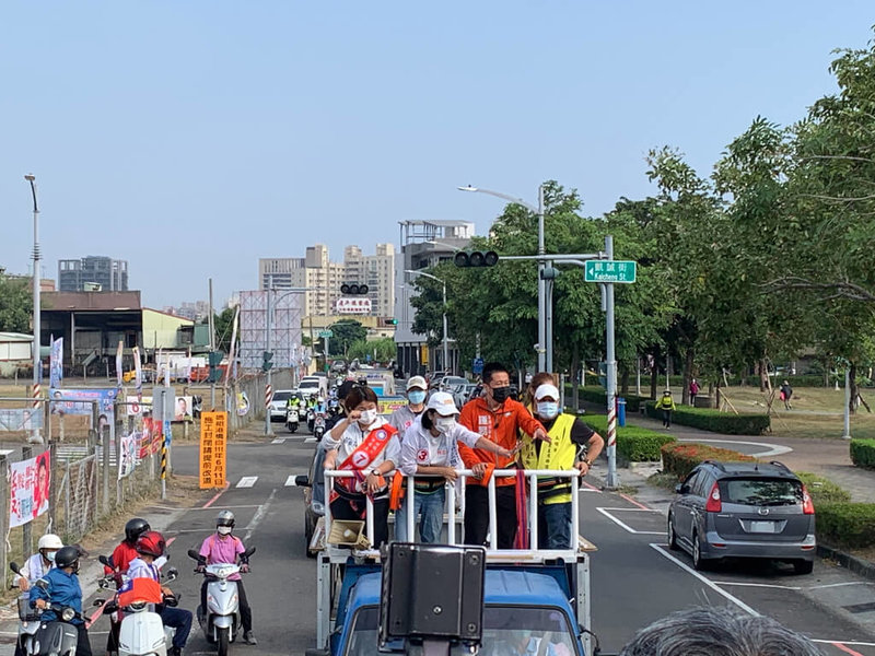 選前最後一週，國民黨高雄市長候選人柯志恩（車前左2）21日在高雄市鳳山、三民等區，與黨籍市議員候選人一起車隊掃街拜票。（柯志恩競選辦公室提供）中央社記者曾以寧傳真  111年11月21日