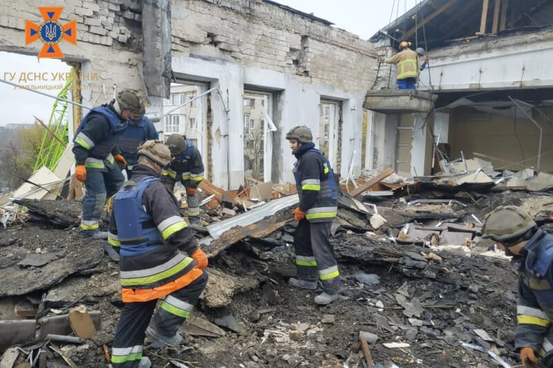 烏克蘭表示，已發現俄軍在撤離赫松市前的4處虐待關押者地點。圖為烏克蘭人員20日清理赫松市被摧毀的建築物。（圖取自facebook.com/MNS.GOV.UA）