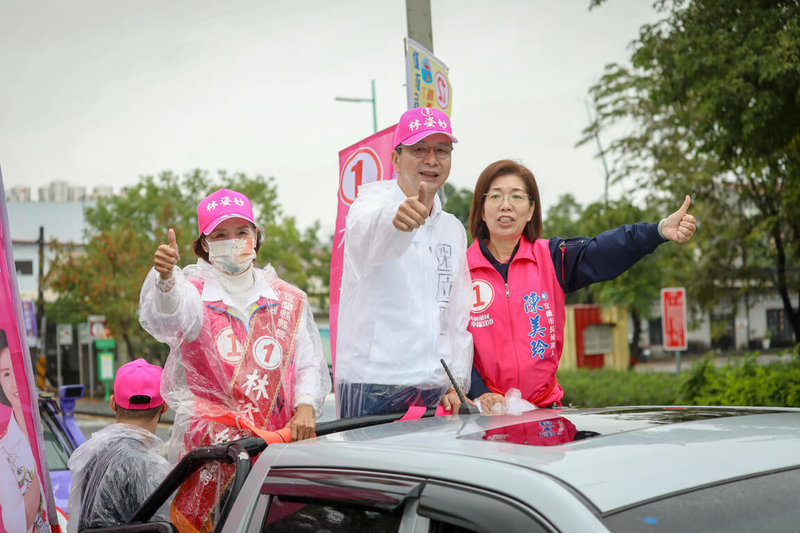 中國國民黨主席朱立倫（中）21日前往宜蘭，陪同爭取連任的國民黨籍宜蘭縣長林姿妙（左）車隊掃街拜票，衝刺選情。（國民黨提供）中央社記者沈如峰宜蘭縣傳真  111年11月21日