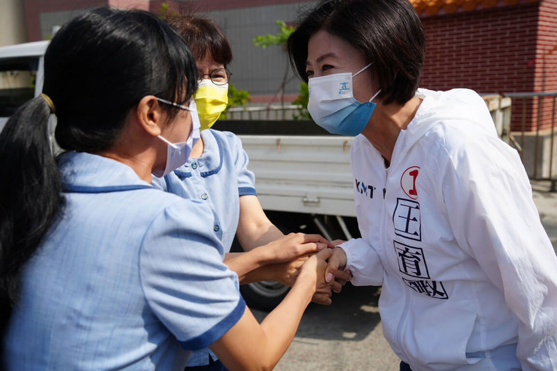 國民黨嘉義縣長候選人王育敏（右）21日到布袋、義竹展開車隊掃街衝選情，途中王育敏見到一旁熱情支持民眾，特別下車與她們握手致意。（王育敏提供）中央社記者蔡智明傳真  111年11月21日