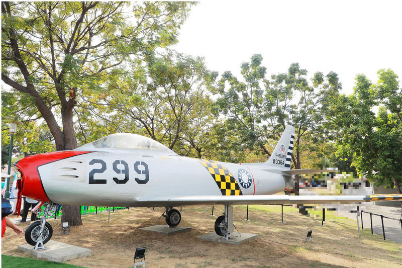 一架曾在台南空軍基地服役的F-86F戰術戰鬥機移往水交社文化園區展示，21日正式以雷虎小組塗裝重新亮相，讓戰機昔日英姿再現民眾眼前。（台南市政府提供）中央社記者楊思瑞台南傳真  111年11月21日