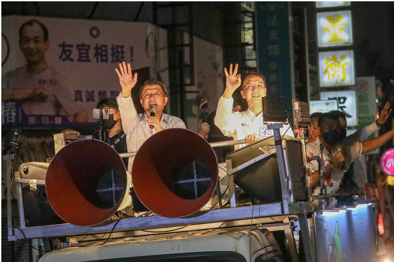 國民黨主席朱立倫（前右）21日前往台南，陪同國民黨台南市長候選人謝龍介（前左）車隊掃街，爭取支持。（謝龍介競選總部提供）中央社記者楊思瑞台南傳真  111年11月21日