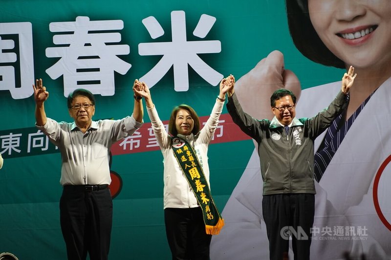 桃園市長鄭文燦（右）21日到屏東為民進黨屏東縣長候選人周春米（中）輔選，2人與屏東縣長潘孟安（左）高舉雙手，向選民請託拜票。中央社記者李卉婷攝  111年11月21日