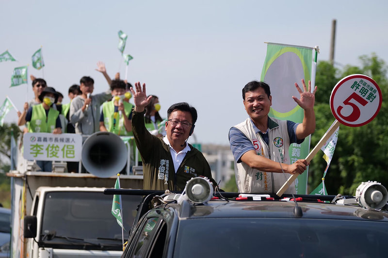 嘉義市長重行選舉改至12月18日投票，民進黨嘉義市長候選人李俊俋21日提出防弊措施的作法，拒絕不當外力干擾市政。圖為李俊俋（前左）陪同黨籍市議員候選人許明對（前右）車隊掃街。（李俊俋競選總部提供）中央社記者黃國芳傳真  111年11月21日