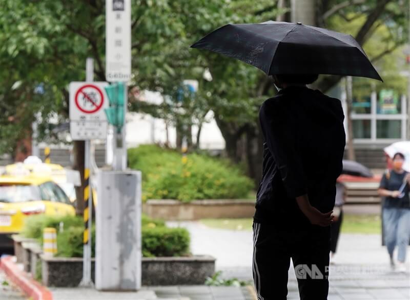 氣象專家吳德榮表示，21日北海岸、東半部有局部雨，大台北東側亦有局部短暫雨。（中央社檔案照片）