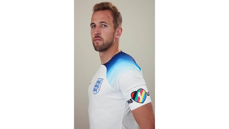 英格蘭、德國以及另外5支參加卡達世界盃的歐洲球隊，21日宣布放棄佩戴印有「同一份愛」彩虹臂章。圖為英格蘭隊隊長凱恩佩戴臂章。（圖取自英格蘭足球隊網頁englandfootball.com）