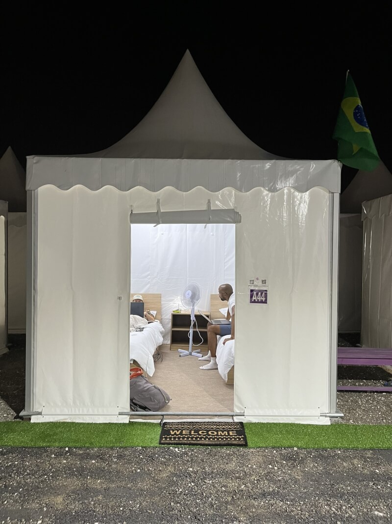 BBC報導，卡達首都杜哈北部盧薩爾的球迷村提供帳篷住宿，每晚要價近新台幣7000元，品質遭球迷抨擊為「荒謬」。（圖取自twitter.com/rhiachohan）