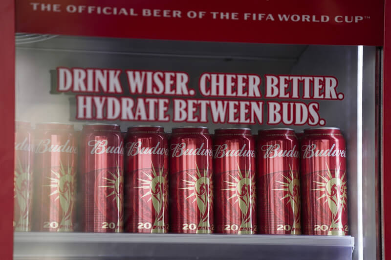 國際足總與啤酒製造商百威簽有長期贊助協議。（美聯社）