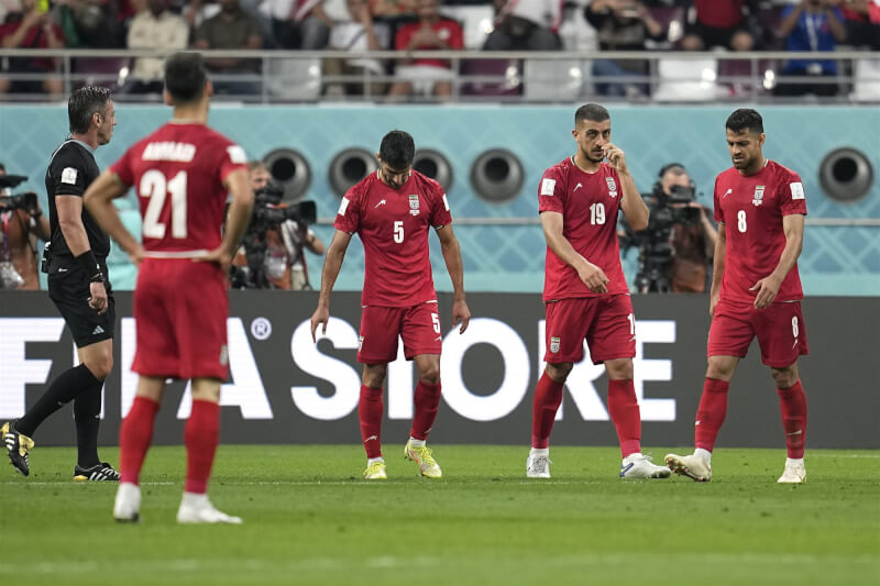 伊朗21日在2022卡達世界盃足球賽B組的小組賽對上英格蘭，伊朗球員開賽前並未開口唱國歌，以此支持母國的抗議群眾。圖為比賽畫面。（美聯社）