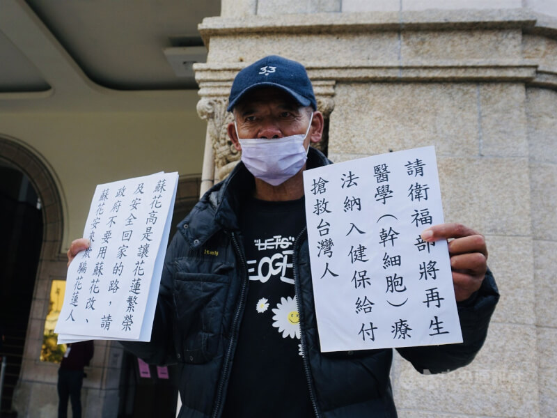 昔有「抗議天王」之稱的柯賜海21日被發現陳屍台北市某公園旁的車內，檢方相驗後認定是自然死亡。圖為柯賜海舉牌表達訴求。（中央社檔案照片）