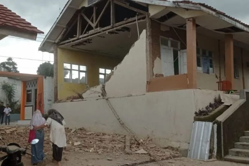 印尼西爪哇省席安約鎮21日下午發生規模5.6地震，造成部分建築物毀損。（安塔拉通訊社）